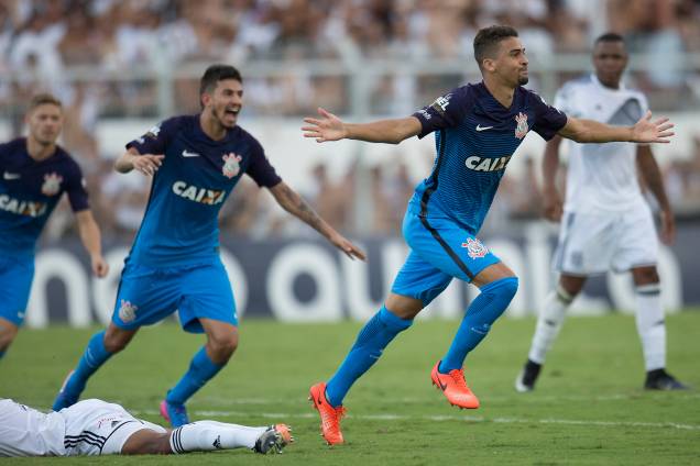 O zagueiro Léo Santos comemora o gol de empate do Corinthians na partida contra a Ponte Preta em Campinas, válida pelo Campeonato Paulista