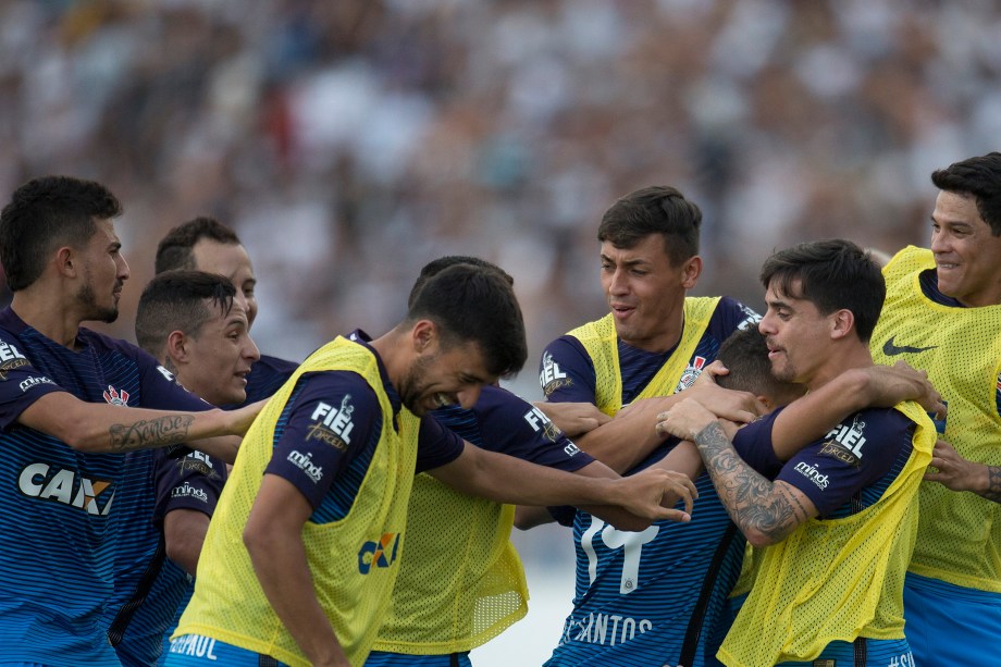 O zagueiro Léo Santos comemora o gol de empate do Corinthians na partida contra a Ponte Preta em Campinas, válida pelo Campeonato Paulista