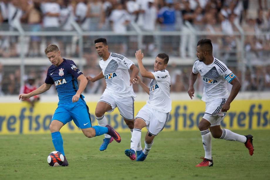 O meia Marlone do Corinthians passa pela marcação da Ponte Preta