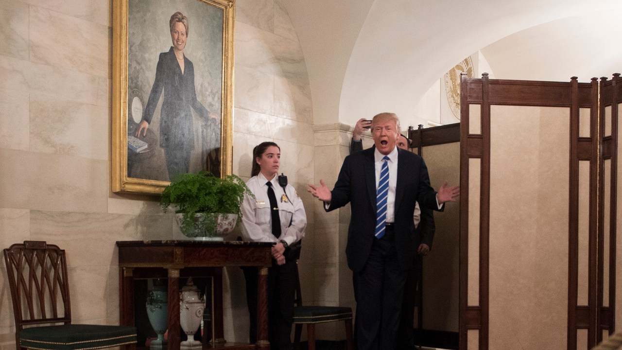 Donald Trump surpreende visitantes na Casa Branca