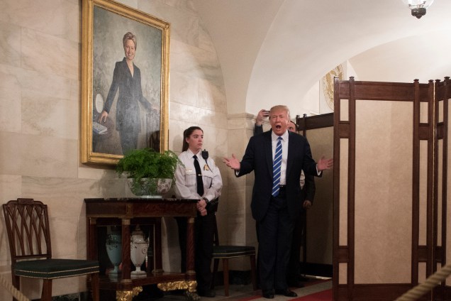 O presidente dos Estados Unidos, Donald Trump, surpreende visitantes durante a reabertura oficial de passeios públicos na Casa Branca, em Washington - 07/03/2017