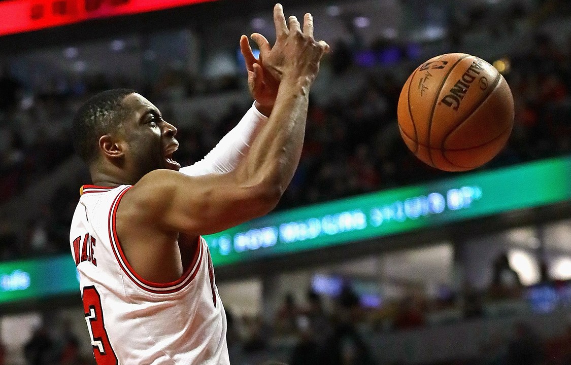 Dwyane Wade, do Chicago Bulls, arremessa bola durante partida contra o LA Clippers, em Chicago, Illinois