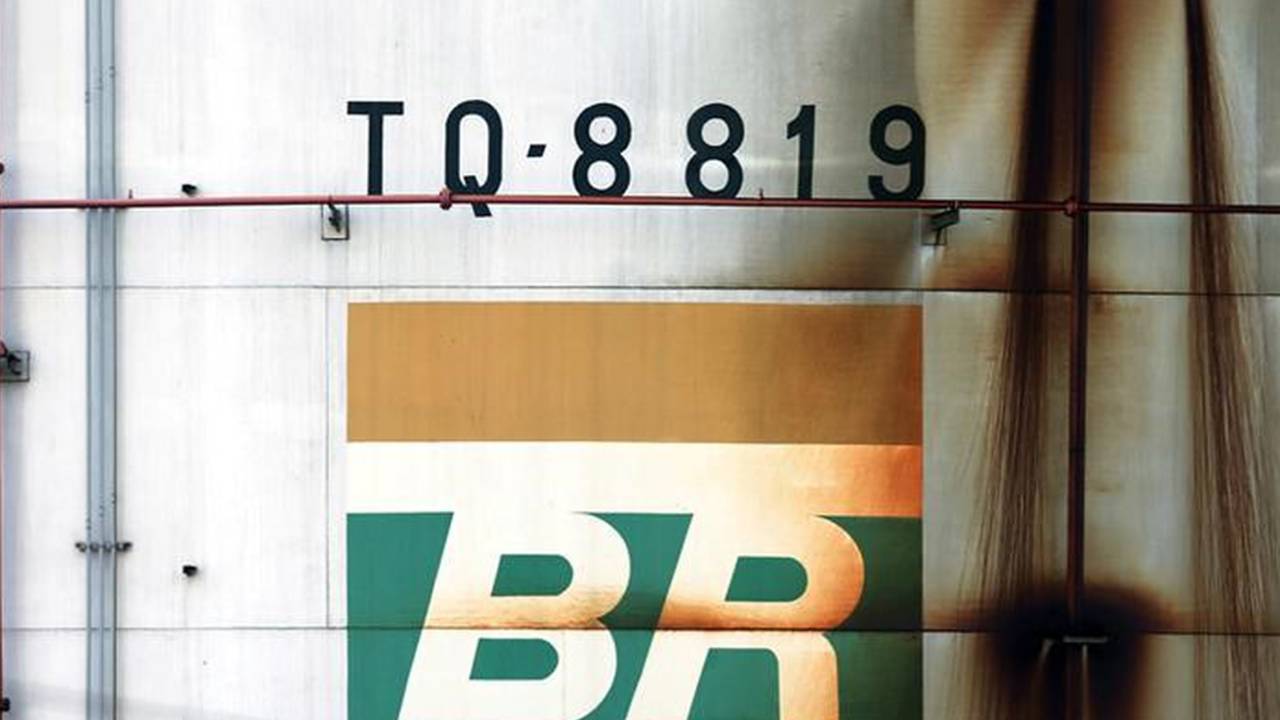Logo da Petrobras é visto em tanque