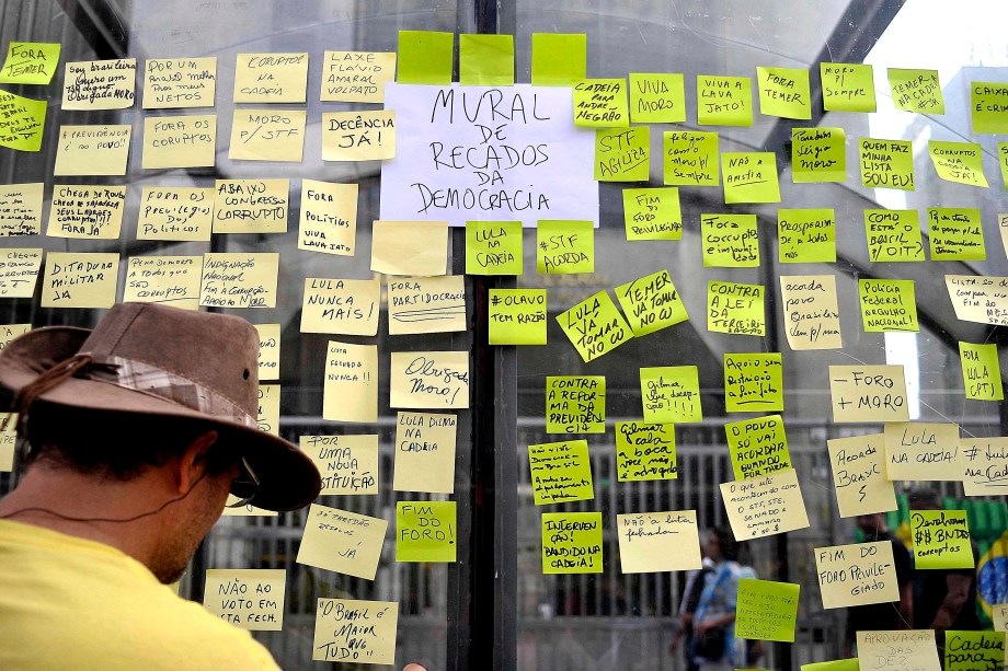 Movimentos "Vem Pra Rua" e  MBL (Movimento Brasil Livre) organizaram neste domingo protestos pelo Brasil em apoio a Operação Lava-Jato e contra a corrupção. Em São Paulo, a concentração foi na Avenida Paulista