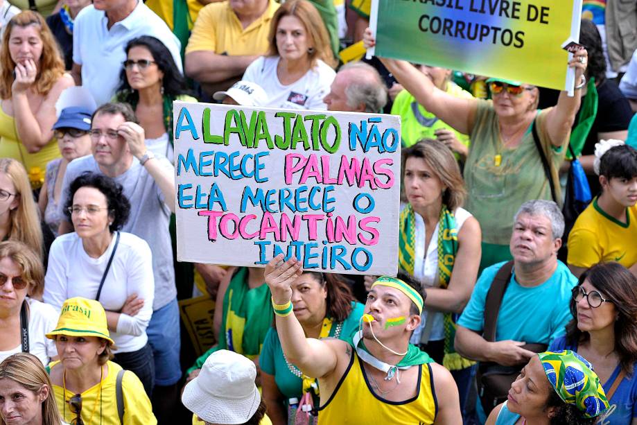 Movimentos "Vem Pra Rua" e  MBL (Movimento Brasil Livre) organizaram neste domingo protestos pelo Brasil em apoio a Operação Lava-Jato e contra a corrupção. Em São Paulo, a concentração foi na Avenida Paulista