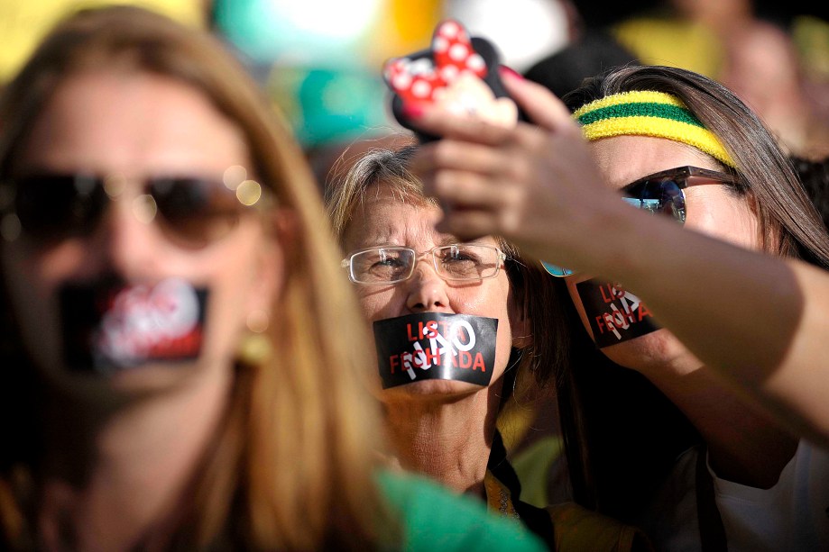 Na Avenida Paulista, duas manifestantes tiram "selfie" durante um dos protestos organizados pelos movimentos "Vem Pra Rua" e  MBL (Movimento Brasil Livre), que aconteceram neste domingo pelo Brasil