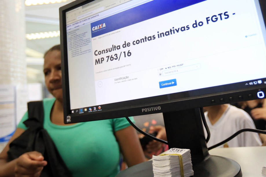 Pessoas comparecem a agência da Caixa Econômica Federal, em São Paulo, para saque do FGTS