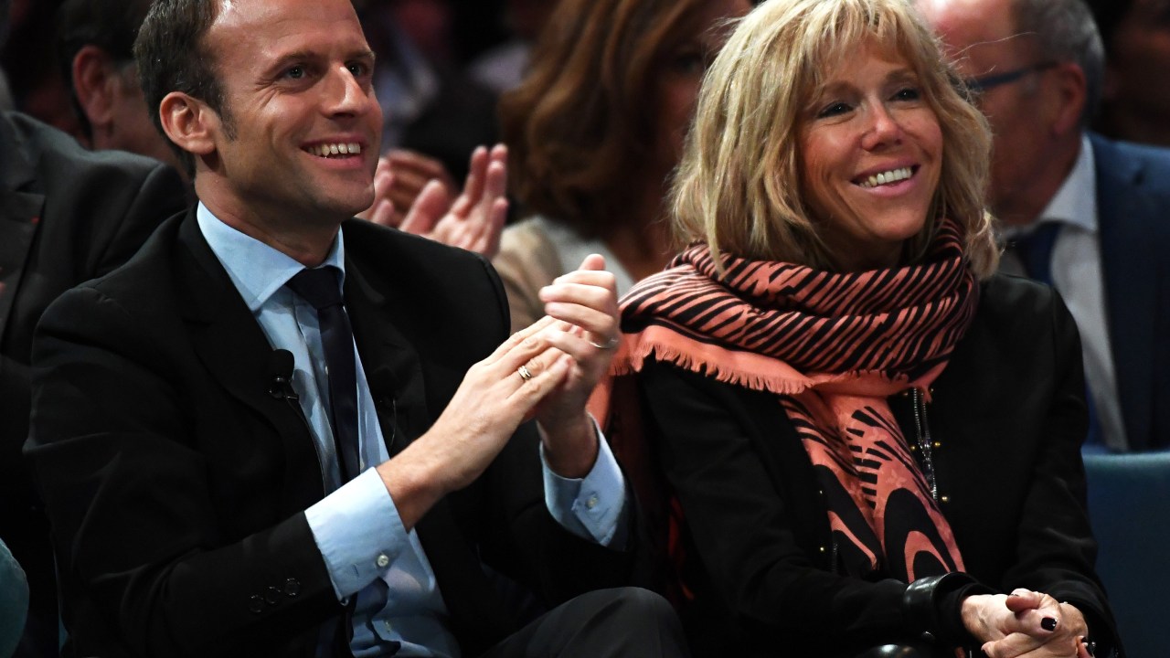 Emmanuel Macron e sua esposa Brigitte