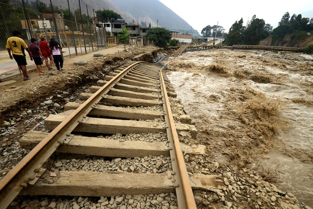 Trilhos de trem ficam danificados pelas enchestes e deslizamentos de terra em Lima, no Peru, com a passagem do fenômeno "el niño costero"- 18/03/2017