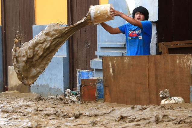Morador de Trujillo, tira água e lama de dentro de sua casa. Dezenas de mortes foram confirmadas devido às enchentes e deslizamentos de terra - 18/03/2017