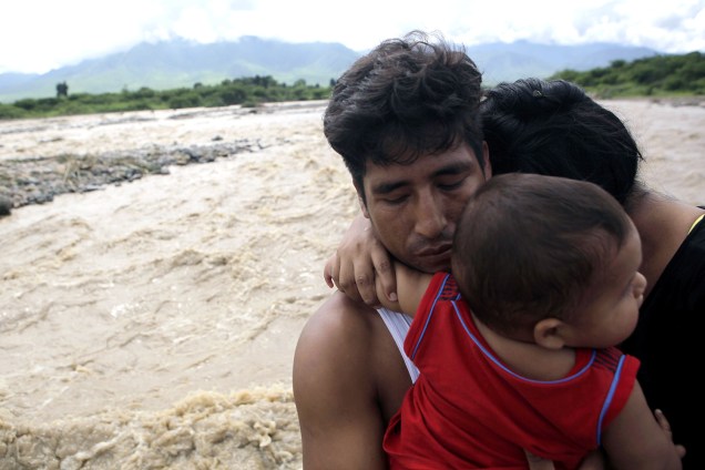 Moradores da cidade de Chiclayo, afetada pelas enchentes e deslizamentos causadas pelo transbordamento do Rio Zana, no Peru - 19/03/2017