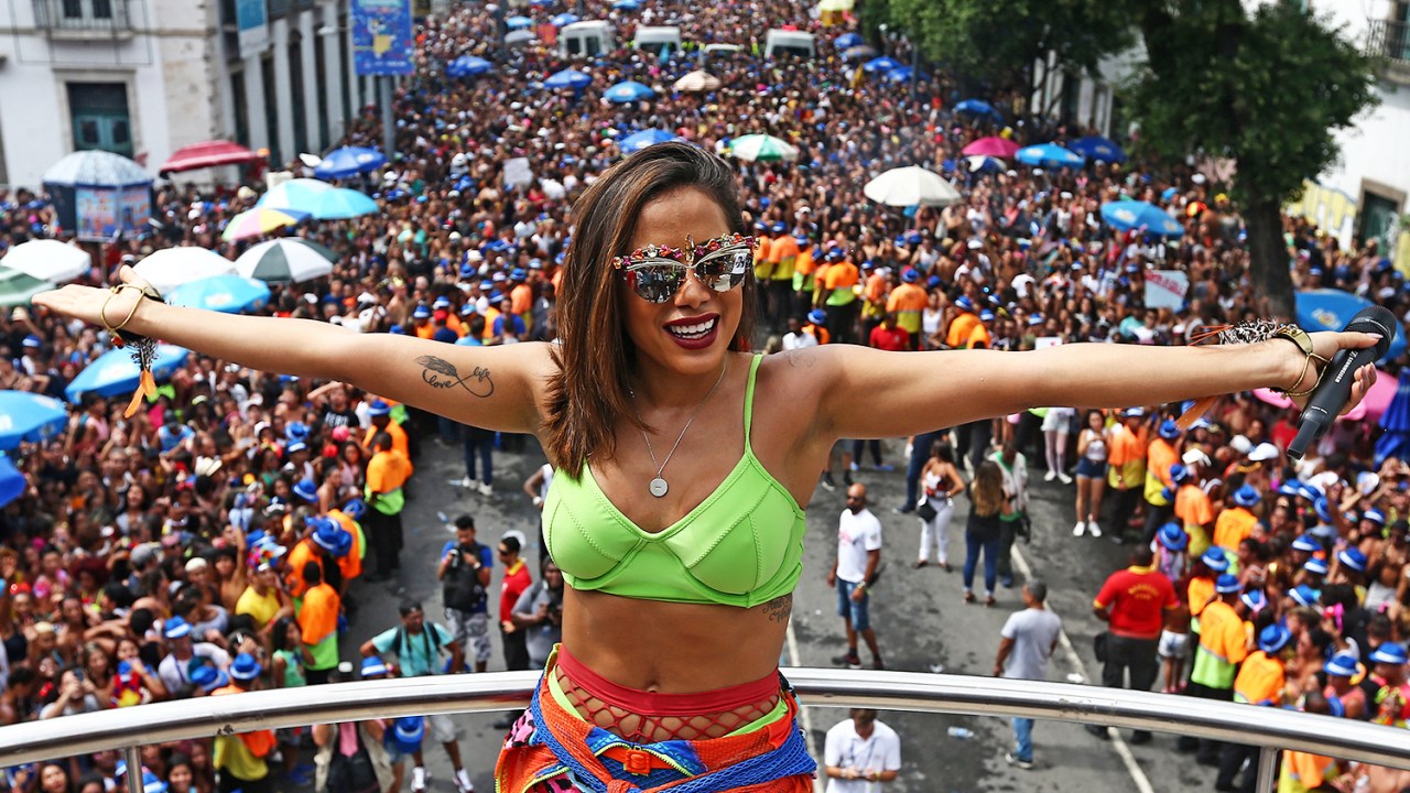 Bloco das Poderosas, da cantora Anitta, desfila pelas ruas do centro do Rio de Janeiro (RJ) - 04/03/2017
