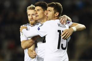 Jogadores da seleção da Alemanha comemoram gol durante partida qualificatória para a Copa do Mundo contra o Azerbaijão