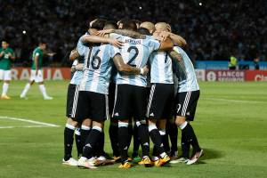 Jogadores da seleção da Argentina se concentram durante jogo contra a Bolívia, em partida válida pela qualificatória da Copa do Mundo