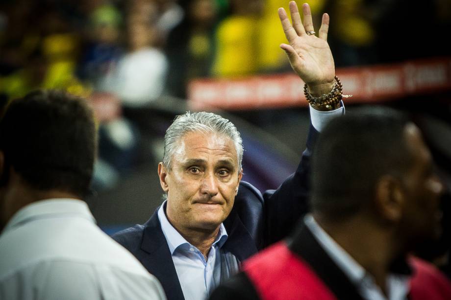 O técnico Tite ficou visivilmente emocionado com os cantos da torcida em sua homenagem antes da partida contra o Paraguai