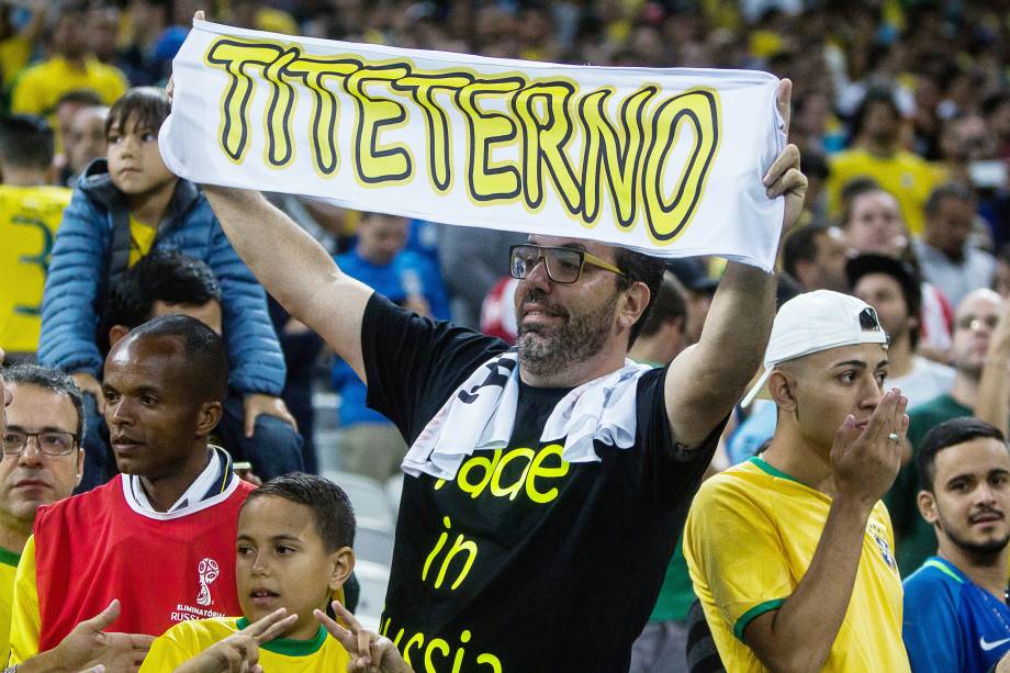 As faixas e cantos em homenagem a Tite se espalharam pela casa do Corinthians, palco da partida entre Brasil e Paraguai