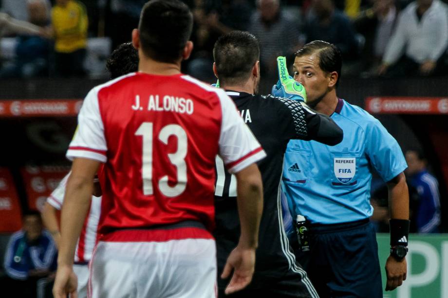 O árbitro peruano Víctor Hugo Carrillo, ficou de olhos arregalados diante das reclamações do goleiro Antony Silva do Paraguai