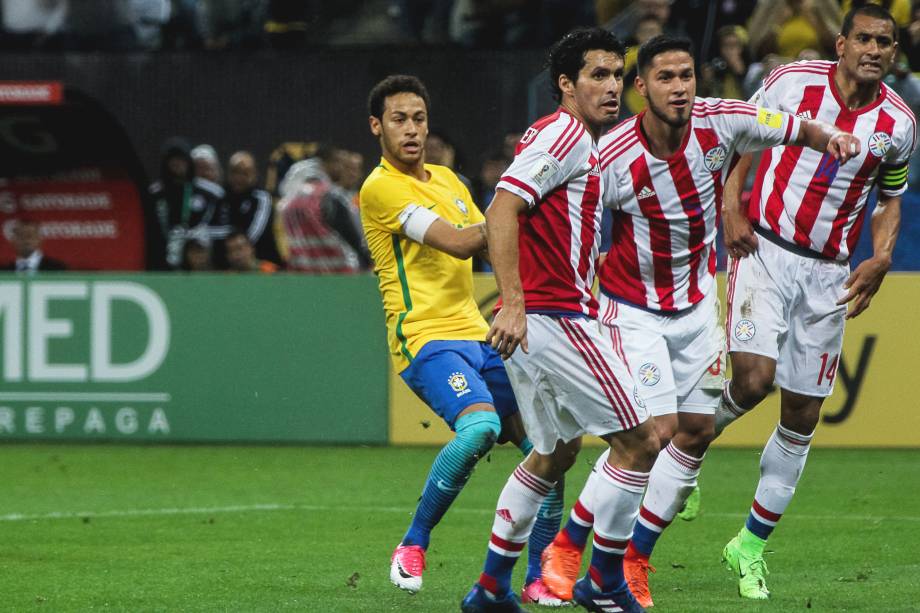 A expectativa do gol: Neymar e a defesa paraguaia aguardam a após chute do brasileiro no segundo gol do Brasil