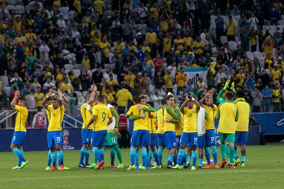 Jogadores da seleção agradecem o apoio da torcida após vitória sobre o Paraguai