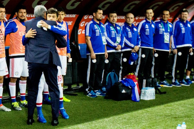 O técnico Tite abraça o paraguaio Angél Romero antes da partida no Itaquerão