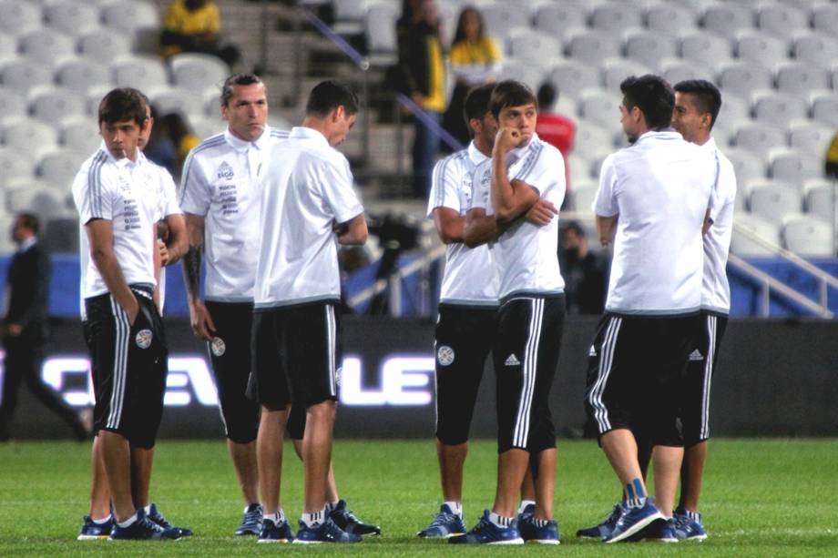 Antes da partida contra a seleção brasileira, os jogadores do Paraguai entraram em campo chupando pirulito