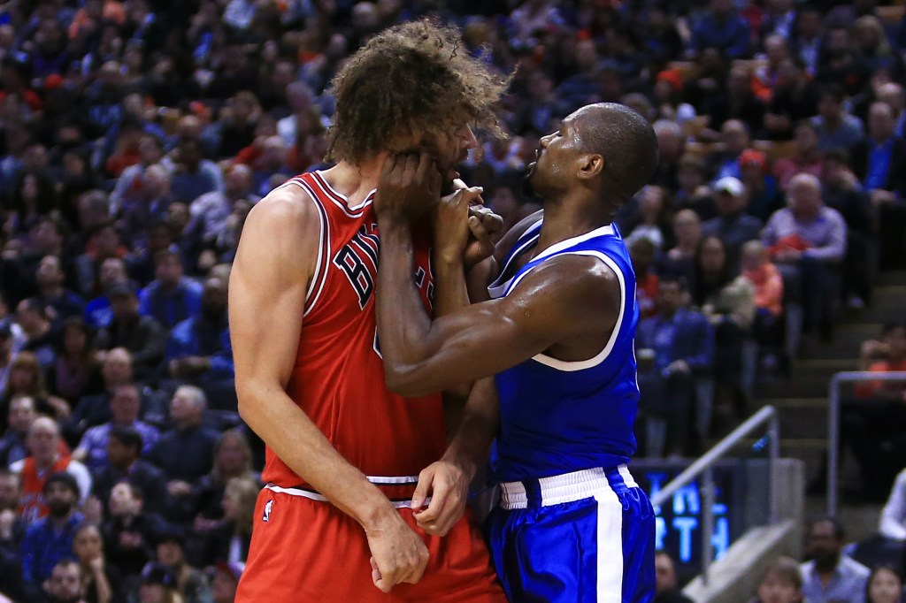 Ibaka e Lopez brigam durante partida da NBA