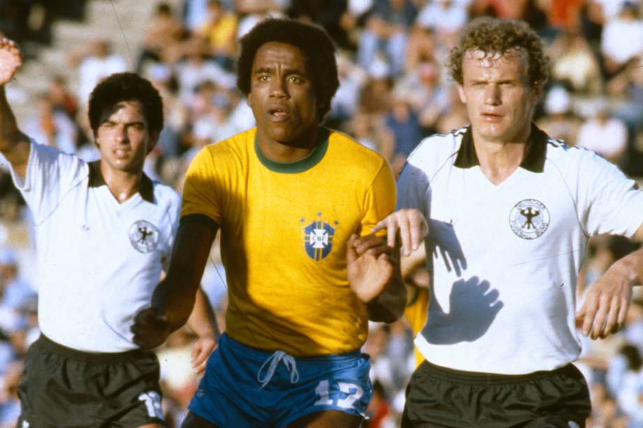 O atacante da seleção brasileira Serginho Chulapa é marcado pelo alemão Hans Peter Briegel durante a vitória por 4 a 1 do Brasil no Mundialito de 1981, no Uruguai