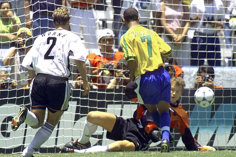 Ronaldinho Gaúcho marca um dos gols da vitória por 4 a 0 do Brasil sobre a Alemanha na Copa das Confederações de 1999, no México. É a maior goleada brasileira do confronto