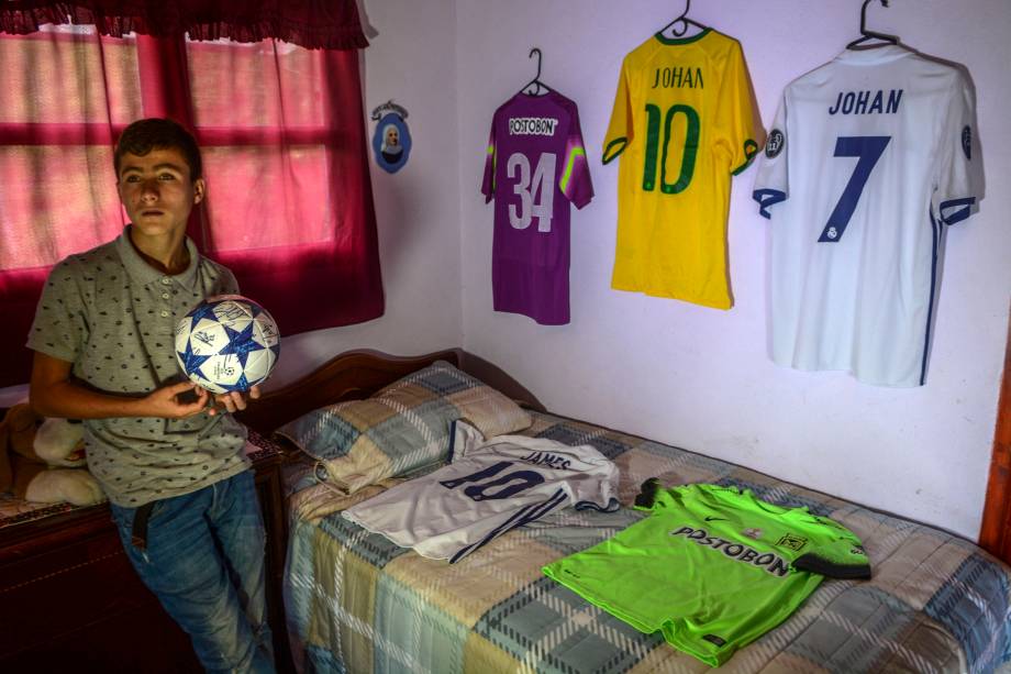 Johan Ramírez, de 15 anos, conhecido como "anjo da Chapecoense", em seu quarto