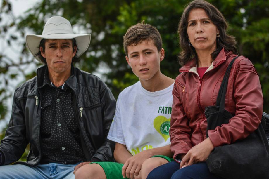 Johan Ramírez, conhecido como 'anjo da Chapecoense', posa com seus pais