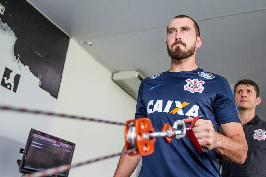 Goleiro Walter realiza trabalho de recuperação no Lab Corinthians R9 no CT Joaquim Grava, Zona Leste de São Paulo