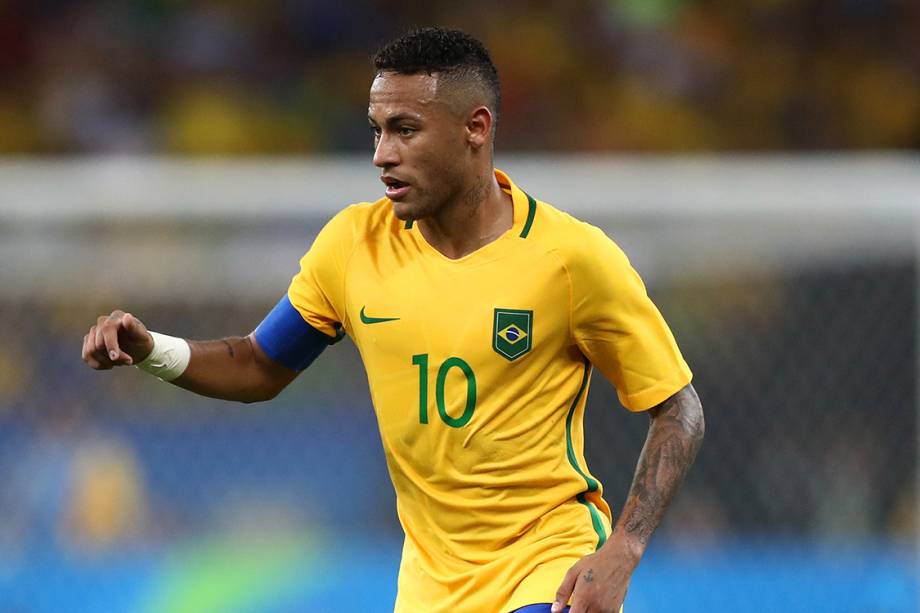 Neymar se atenta à bola durante partida entre as seleções brasileira e alemã, válida pelos Jogos Olímpicos Rio 2016