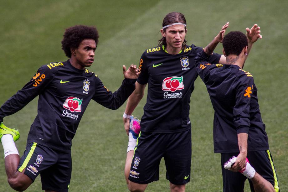 Willian, Filipe Luis e Neymar durante treino da seleção brasileira no Itaquerão