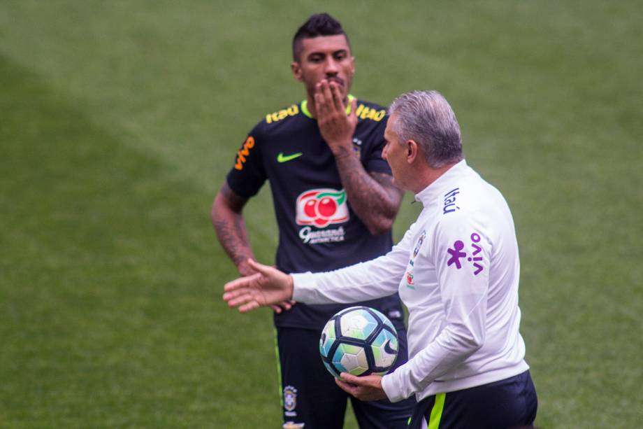 O técnico Tite é o volante Paulinho durante treino da seleção brasileira no Itaquerão, em São Paulo - 27/03/2017