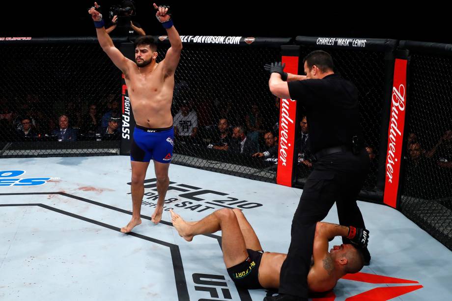 O brasileiro Vitor Belfort não resistiu ao ímpeto do americano  Kelvin Gastelum e foi nocauteado no primeiro round da luta principal do UFC em Fortaleza - 11/03/2017