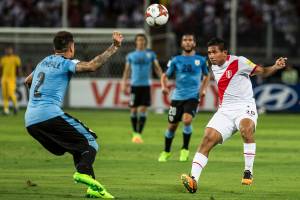 Jogadores da seleção do Uruguai disputam bola contra Peru, em partida válida pelas eliminatórias da Copa do Mundo 2018