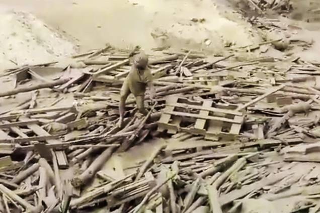 Evangelina Chamorro emerge de 'rio de lama' e consegue se salvar no Peru. Ela emergiu de um rio lamacento depois de ter sido arrastada pelas águas da chuva torrencial no Peru. Até agora, 62 pessoas morreram nas tempestade causadas pelo El Niño Costero - 16/03/2017 Evangelina Chamorro emerge de 'rio de lama' e consegue se salvar no Peru. Ela emergiu de um rio lamacento depois de ter sido arrastada pelas águas da chuva torrencial no Peru. Até agora, 62 pessoas morreram nas tempestade causadas pelo El Niño Costero - 16/03/2017