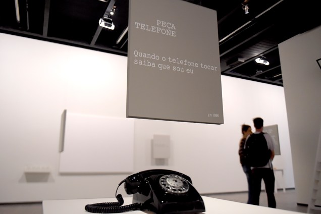 Peça da exposição "Yoko Ono: O céu ainda é azul, você sabe...", garante que a artista ligará neste telefone em algum momento da exibição
