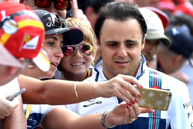 O brasileiro Felipe Massa, da Williams, posa para foto com os fãs antes do GP da Austrália