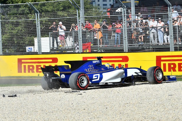 Marcus Ericsson, da Sauber, que já havia saído da pista na qualificatória de ontem, sofreu o mesmo contratempo na corrida oficial de hoje no GP da Austrália