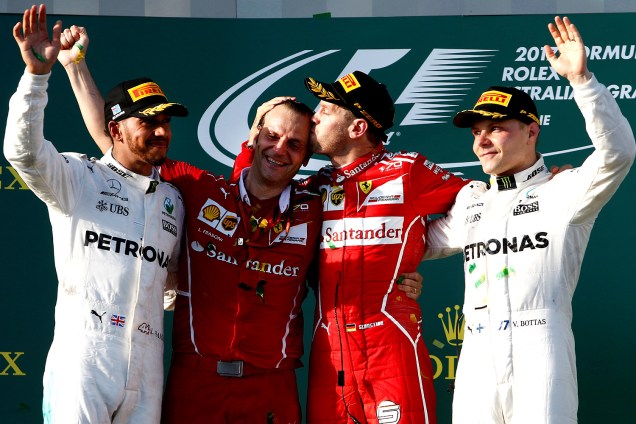 Da esquerda para a direita: Lewis Hamilton, 2º colocado no GP da Austrália, Luigi Fraboni, segundo representante da Ferrari, Sebastian Vettel, 1º colocado da corrida, e Valtteri Bottas, 3º colocado