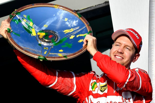O alemão Sebastian Vettel, que compete pela Ferrari, celebra o 1º lugar no pódio do Grand Prix da Austrália