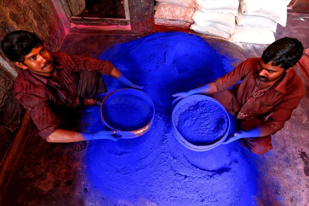 Trabalhadores preparam o pó colorido que será vendido durante o festival Holi, em Calcutá, Índia - 03/03/2017