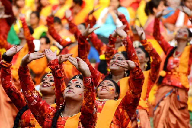 Estudante dançam no tradicional festival das cores, Holi, em Calcutá na Índia - 07/03/2017