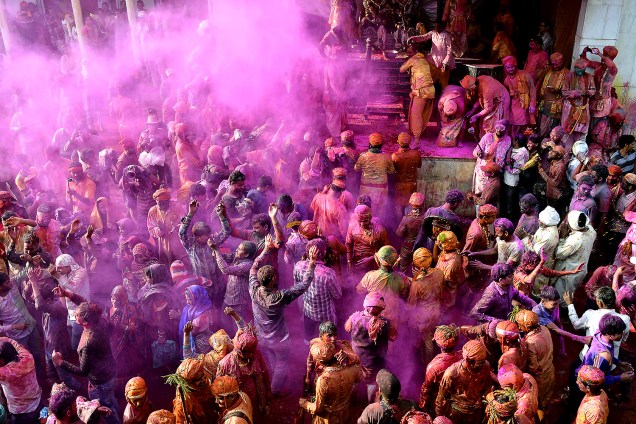 Devotos hindus em Nandgaon na Índia, comemorando a chegada da primavera com o festival Holi - 07/03/2017