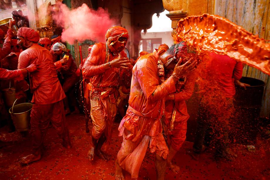 Devotos hindus participam do Festival das Cores, que abre a primavera em Nandgaon, Índia - 07/03/2017