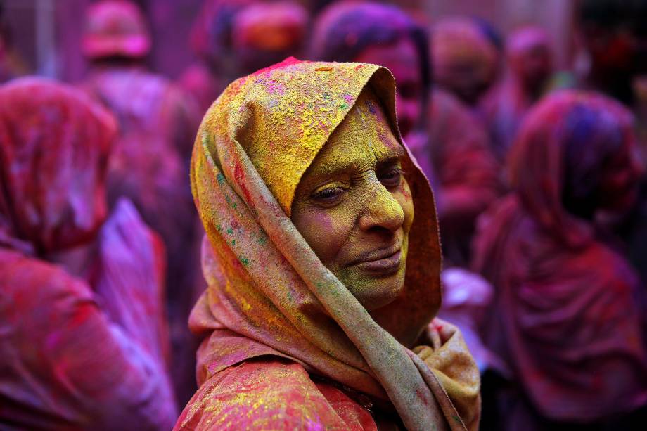 Viúva participa da celebração do festival Holi em Vrindavan, Índia - 09/03/2017