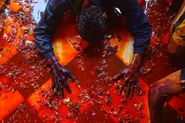 Indianos no templo Dauji, próximo a cidade de Nova Deli, participam do "Huranga", jogo feito após o festival Holi onde os homens jogam água colorida nas mulheres e, estas por sua vez, rasgam as roupas deles - 14/03/2017