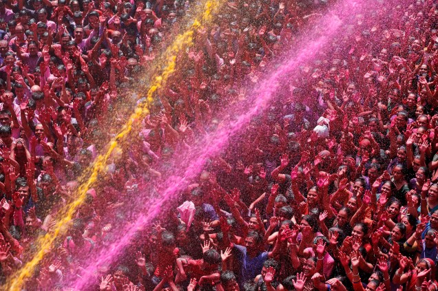Devotos recebem banho de água colorida durante o Holi, festival das cores, em Ahmedabad, Índia - 13/03/2017