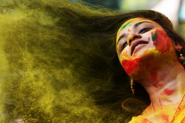 Estudantes brincam com pó colorido enquanto comemoram 'holi' ou o 'festival de cores' em Calcutá, na Índia - 12/03/2017